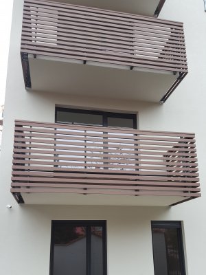 B/016 Balustrady balkonowe. Balustrada systemowa wykonana ze stali, słupki profil 100x30, wypełnienie strona zewnętrzna deska kompozytowa, strona wewnętrzna szkło bezbarwne 4.2.4, pochwyt deska kompozytowa