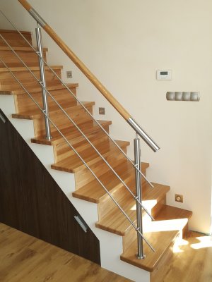 BN/014 Balustrady nierdzewne nowoczesne. Balustrada nierdzewna na schody wykonana z rur. Poręcz balustrady wykonana z rury nierdzewnej Ø 50mm obłożona drewnem dębowym, polakierowana wysokiej jakości lakierem bezbarwnym.